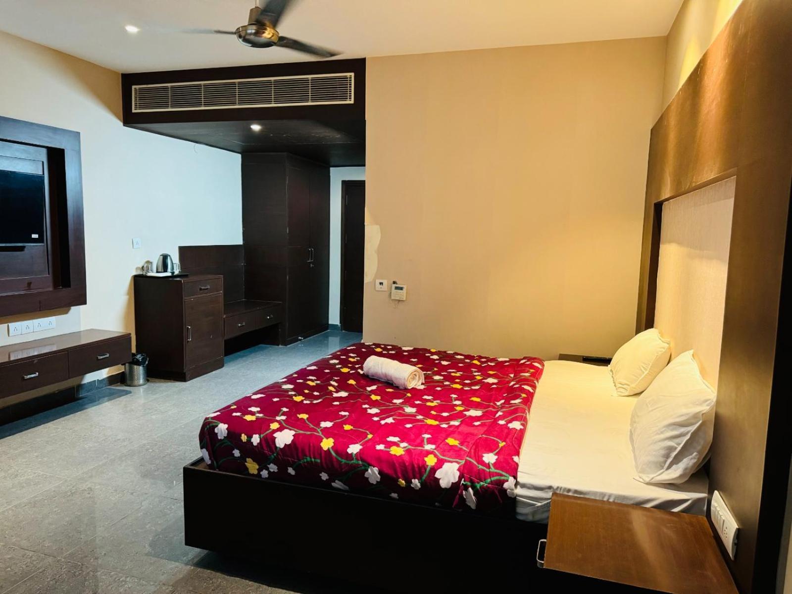 The Pearl Hotel Sirsa Bagian luar foto